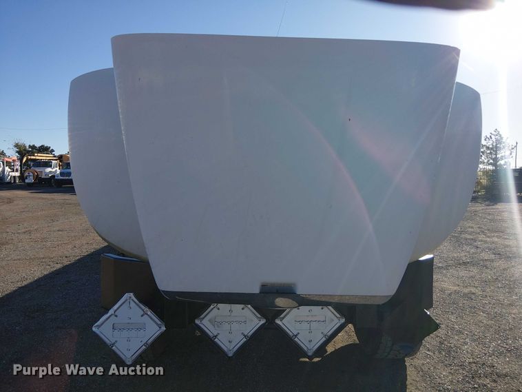 image for item EG1705 2007 Peterbilt 340 flatbed truck