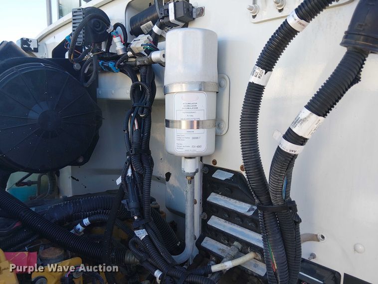 image for item EG1705 2007 Peterbilt 340 flatbed truck