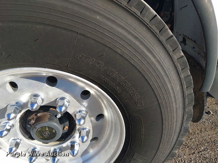 image for item EG1705 2007 Peterbilt 340 flatbed truck