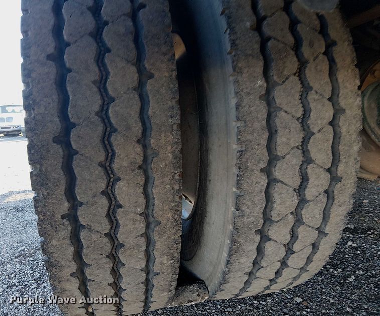 image for item EG1705 2007 Peterbilt 340 flatbed truck