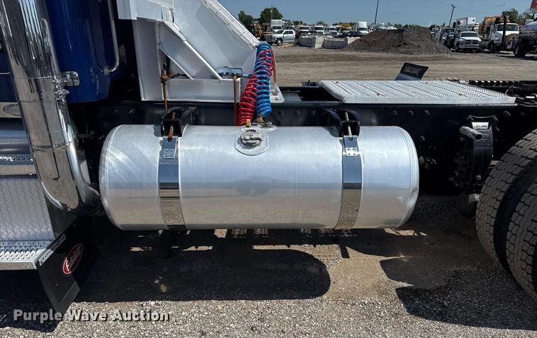 image for item EG6055 2014 Peterbilt 389K glider kit semi truck