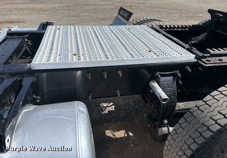 image for item EG6055 2014 Peterbilt 389K glider kit semi truck