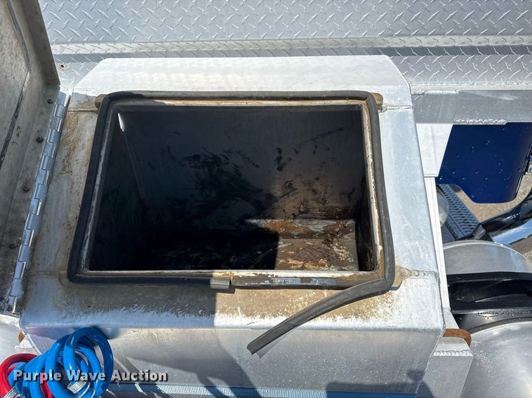 image for item EG6055 2014 Peterbilt 389K glider kit semi truck