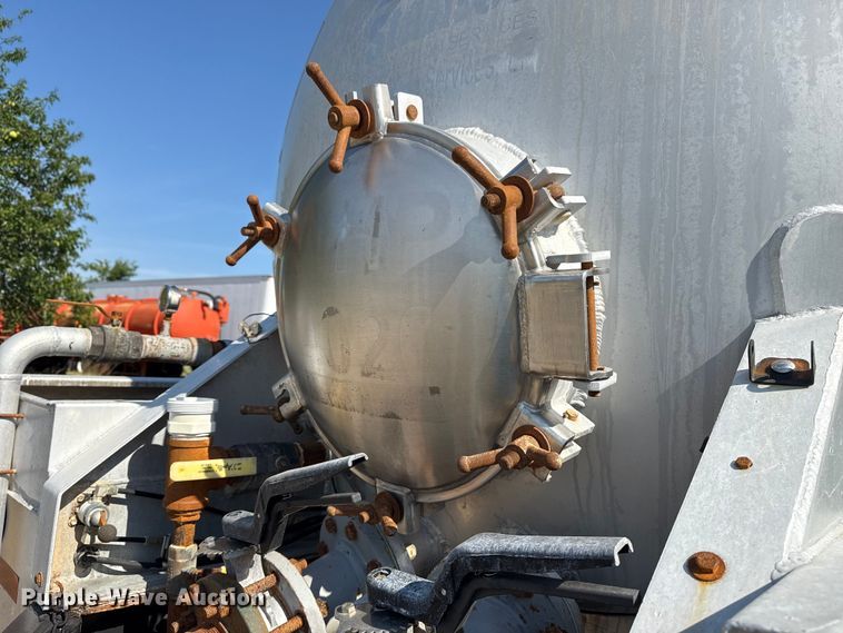 image for item EG6131 2007 Dragon Products vacuum trailer