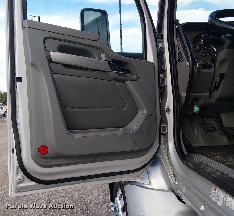 image for item EG8251 2016 Kenworth T680 semi truck