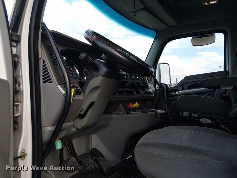 image for item EG8251 2016 Kenworth T680 semi truck