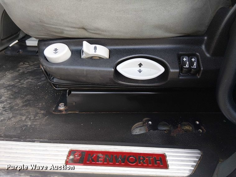 image for item EG8251 2016 Kenworth T680 semi truck