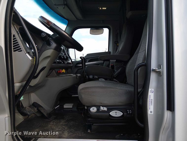 image for item EG8251 2016 Kenworth T680 semi truck