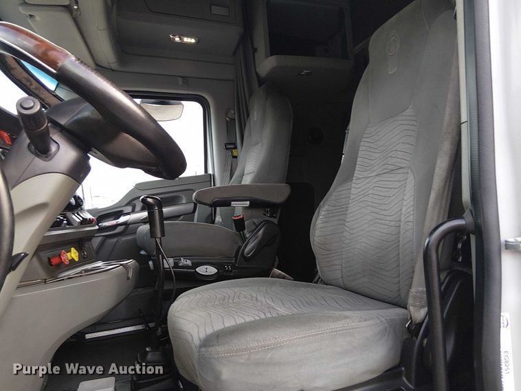 image for item EG8251 2016 Kenworth T680 semi truck