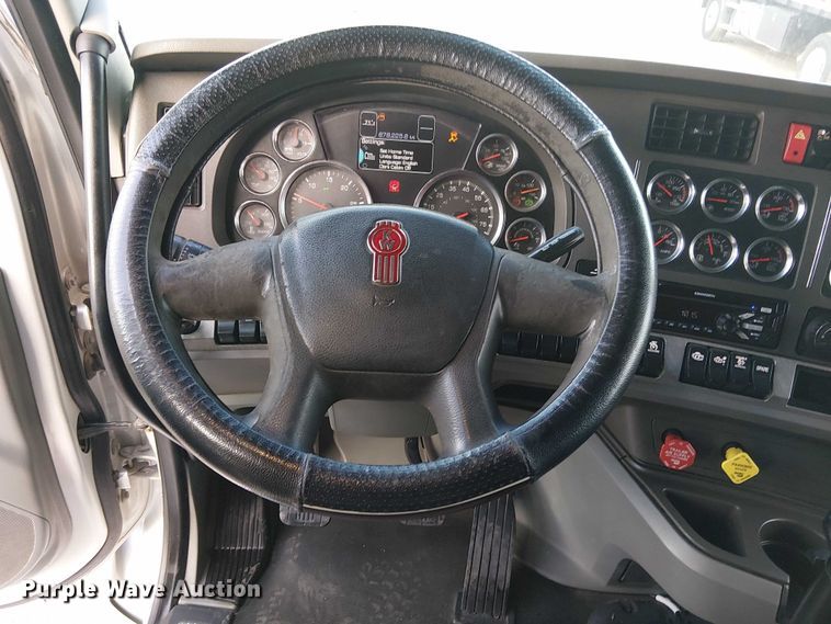 image for item EG8251 2016 Kenworth T680 semi truck