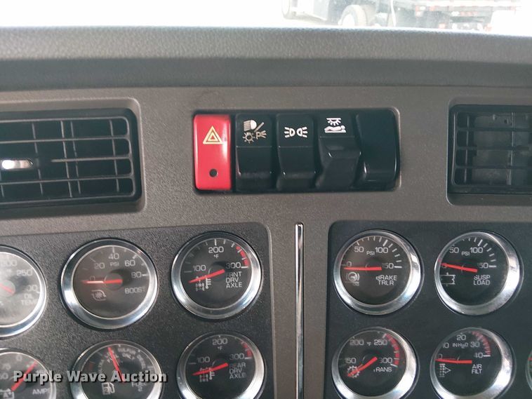 image for item EG8251 2016 Kenworth T680 semi truck