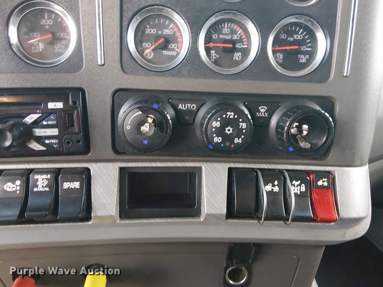 image for item EG8251 2016 Kenworth T680 semi truck