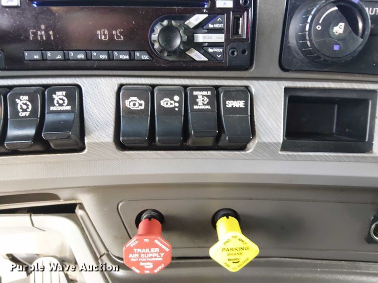 image for item EG8251 2016 Kenworth T680 semi truck