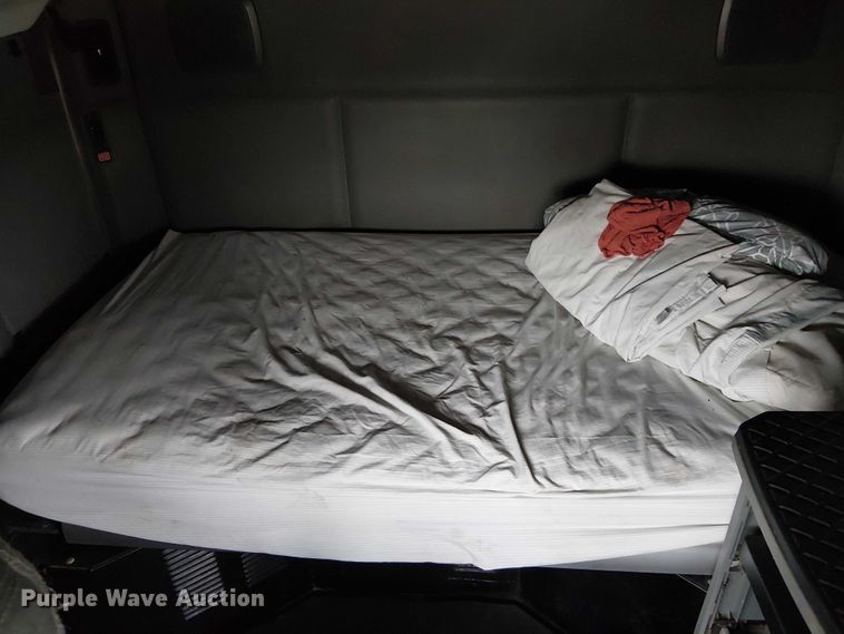 image for item EG8251 2016 Kenworth T680 semi truck