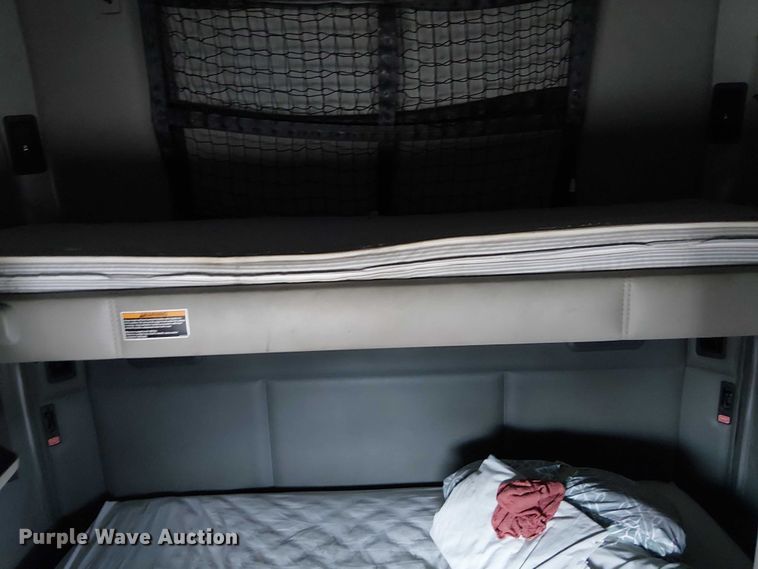 image for item EG8251 2016 Kenworth T680 semi truck