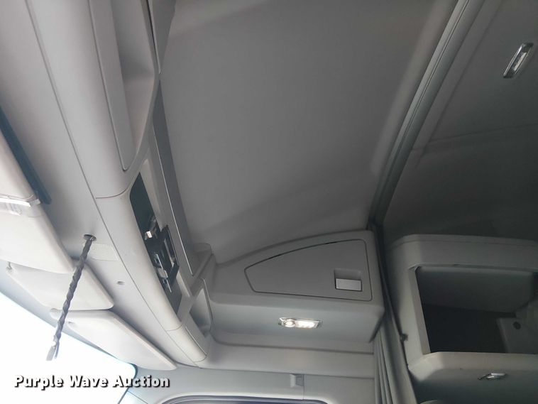 image for item EG8251 2016 Kenworth T680 semi truck