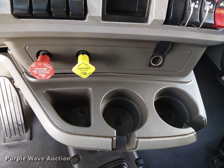 image for item EG8251 2016 Kenworth T680 semi truck