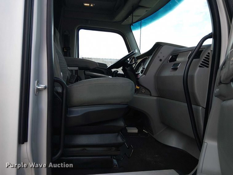 image for item EG8251 2016 Kenworth T680 semi truck