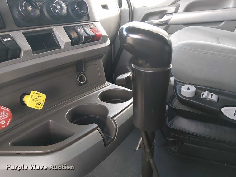 image for item EG8251 2016 Kenworth T680 semi truck