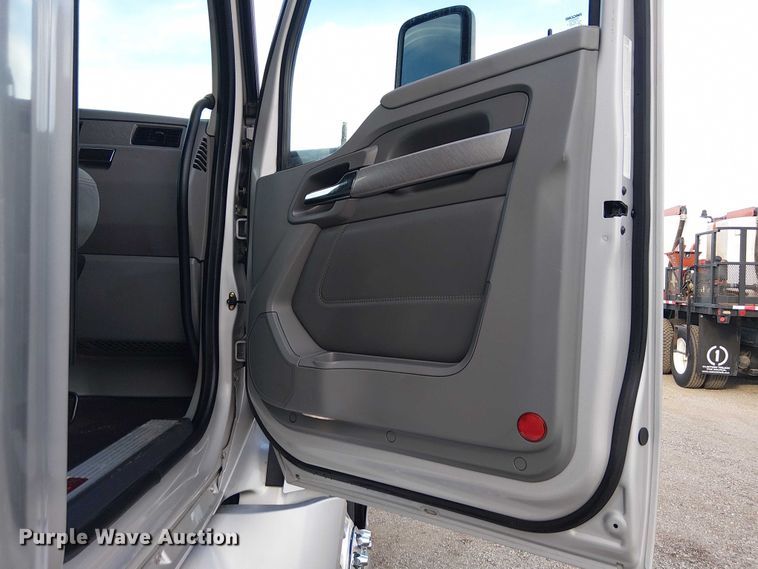 image for item EG8251 2016 Kenworth T680 semi truck