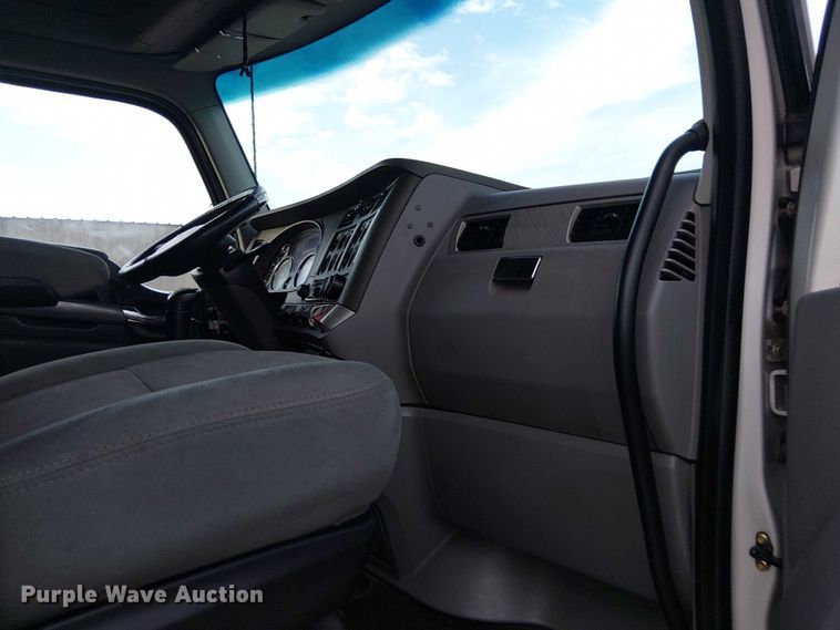 image for item EG8251 2016 Kenworth T680 semi truck