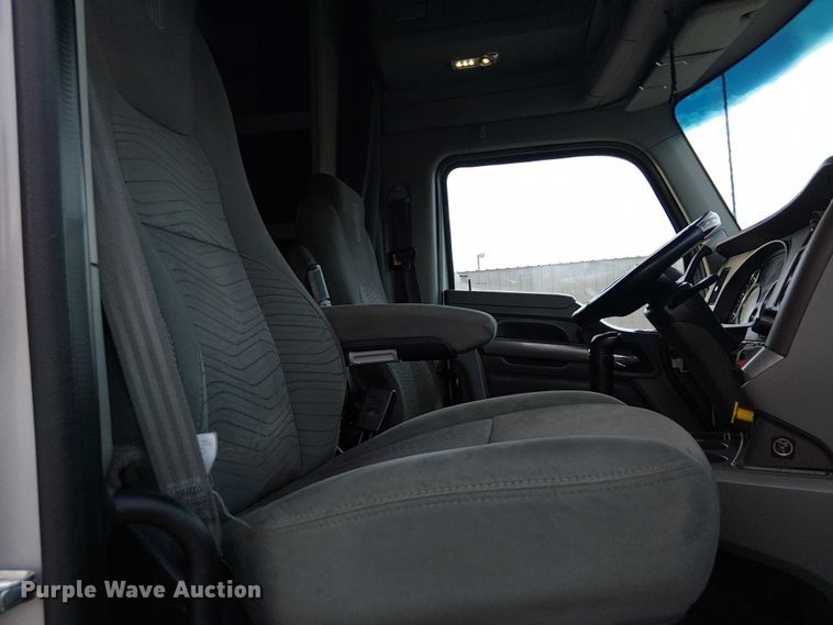 image for item EG8251 2016 Kenworth T680 semi truck