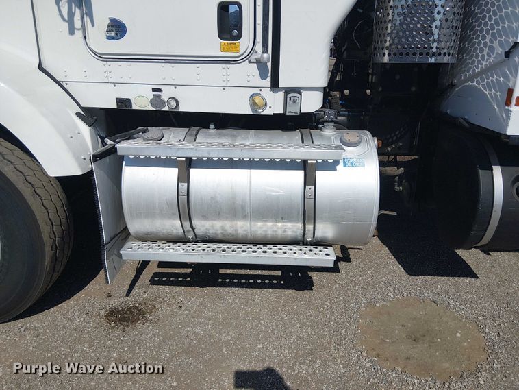 image for item EG8255 2017 Kenworth T800 semi truck