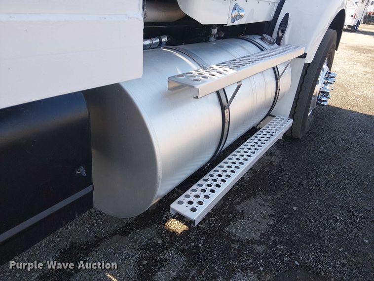 image for item EG8255 2017 Kenworth T800 semi truck