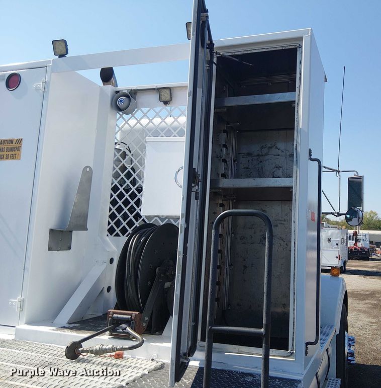 image for item EG8255 2017 Kenworth T800 semi truck