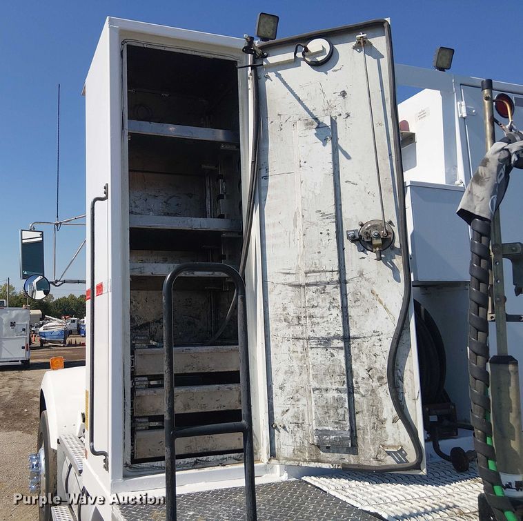 image for item EG8255 2017 Kenworth T800 semi truck