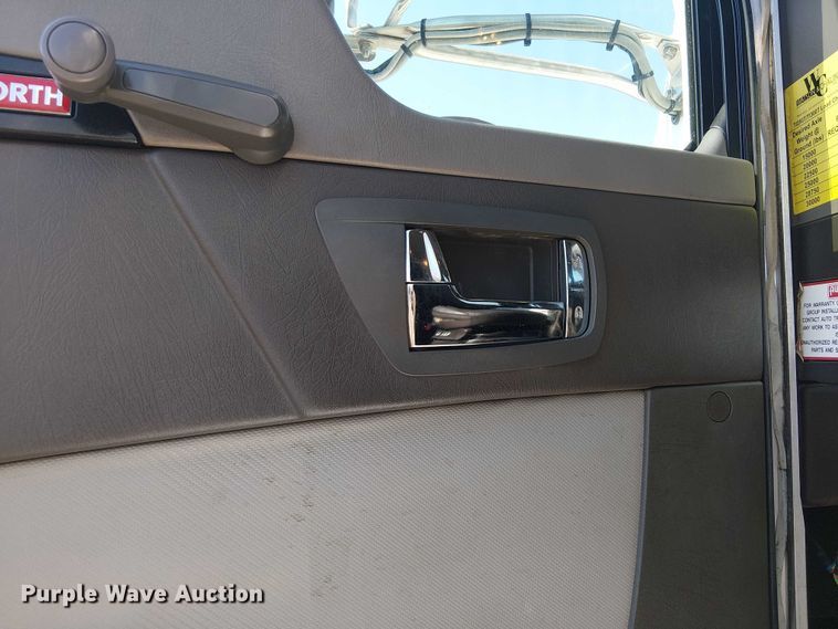 image for item EG8255 2017 Kenworth T800 semi truck