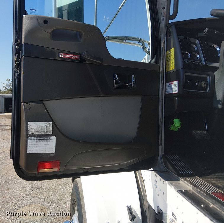 image for item EG8255 2017 Kenworth T800 semi truck