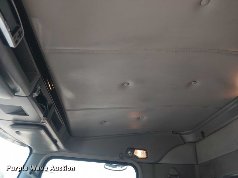 image for item EG8255 2017 Kenworth T800 semi truck