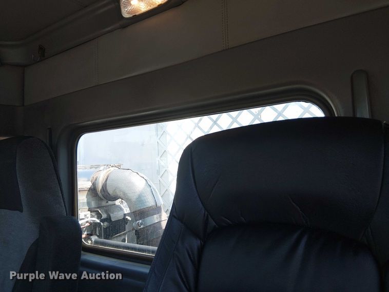 image for item EG8255 2017 Kenworth T800 semi truck