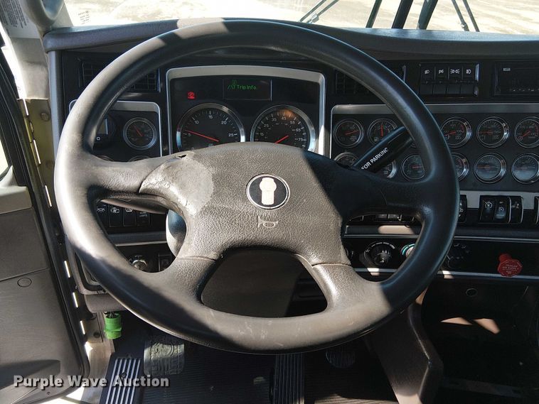 image for item EG8255 2017 Kenworth T800 semi truck