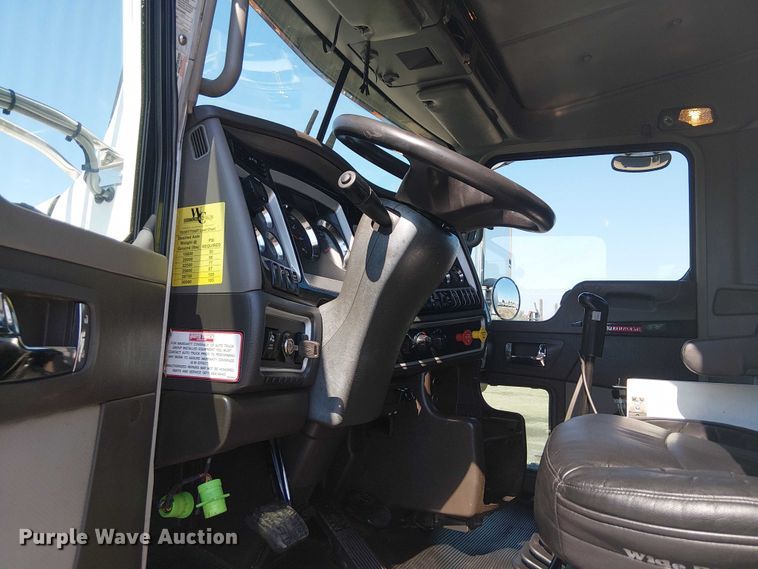 image for item EG8255 2017 Kenworth T800 semi truck