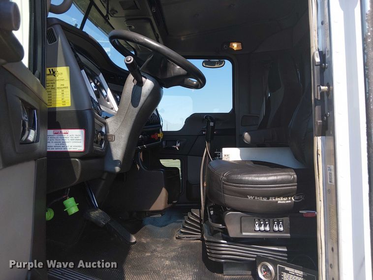 image for item EG8255 2017 Kenworth T800 semi truck