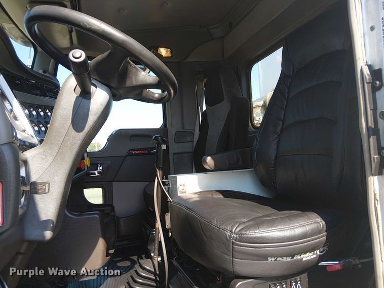 image for item EG8255 2017 Kenworth T800 semi truck