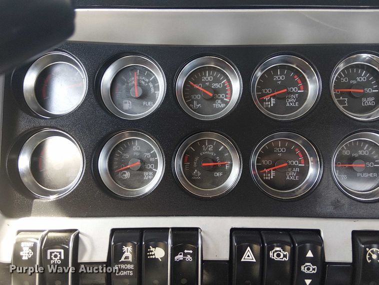 image for item EG8255 2017 Kenworth T800 semi truck