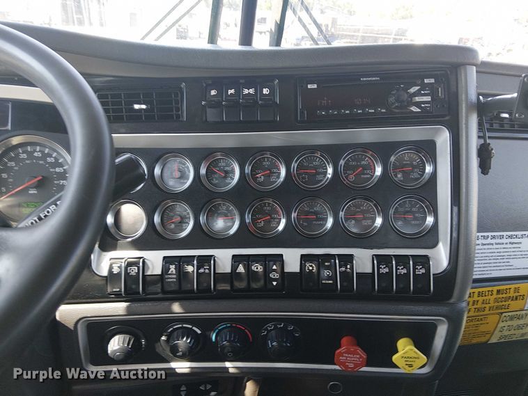 image for item EG8255 2017 Kenworth T800 semi truck