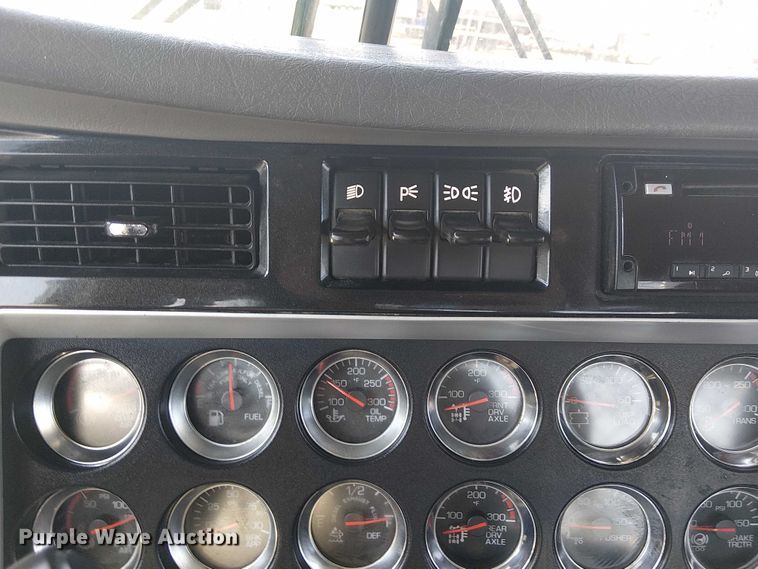 image for item EG8255 2017 Kenworth T800 semi truck