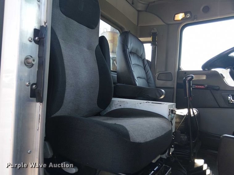 image for item EG8255 2017 Kenworth T800 semi truck