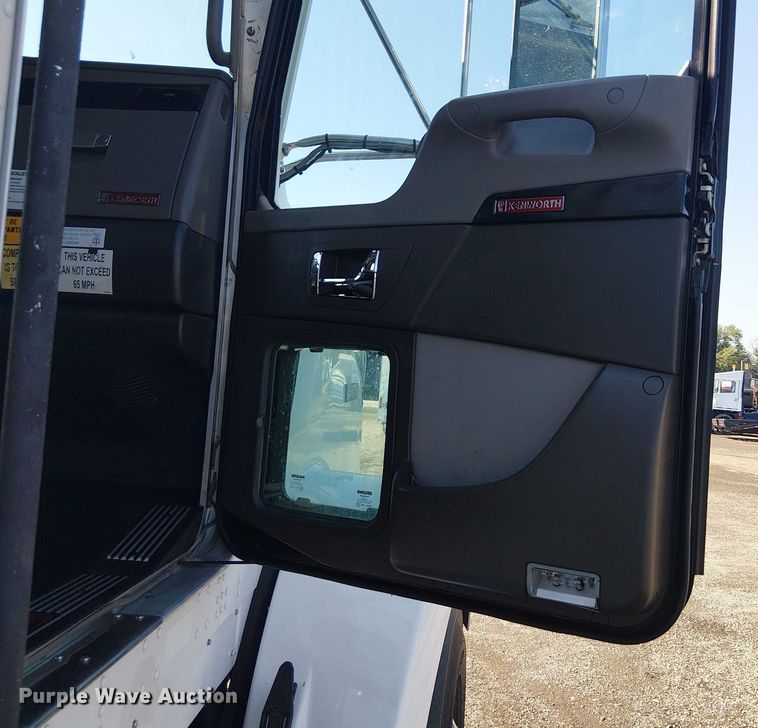 image for item EG8255 2017 Kenworth T800 semi truck