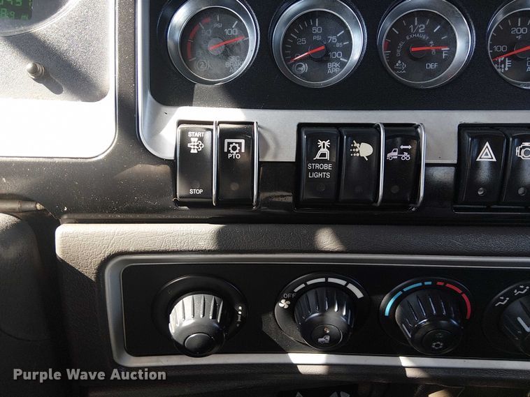 image for item EG8255 2017 Kenworth T800 semi truck