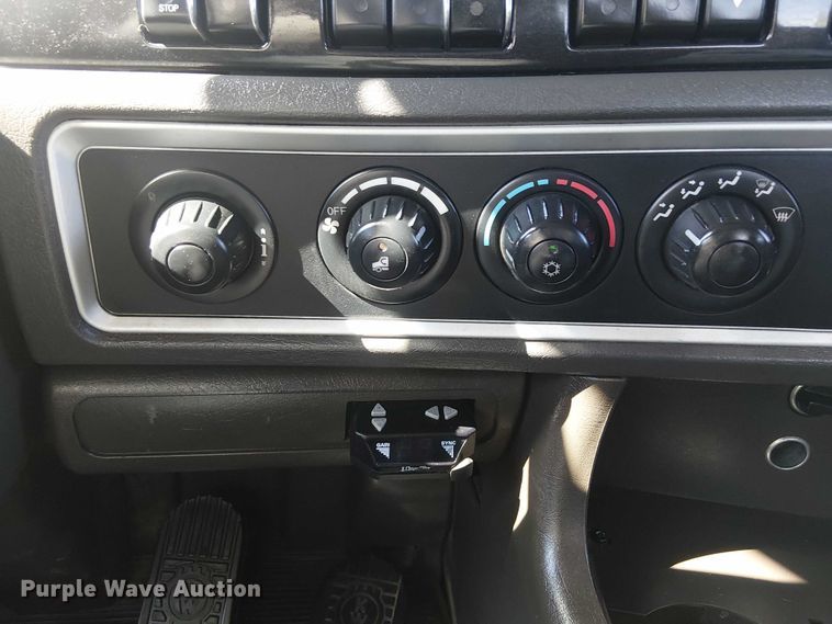 image for item EG8255 2017 Kenworth T800 semi truck