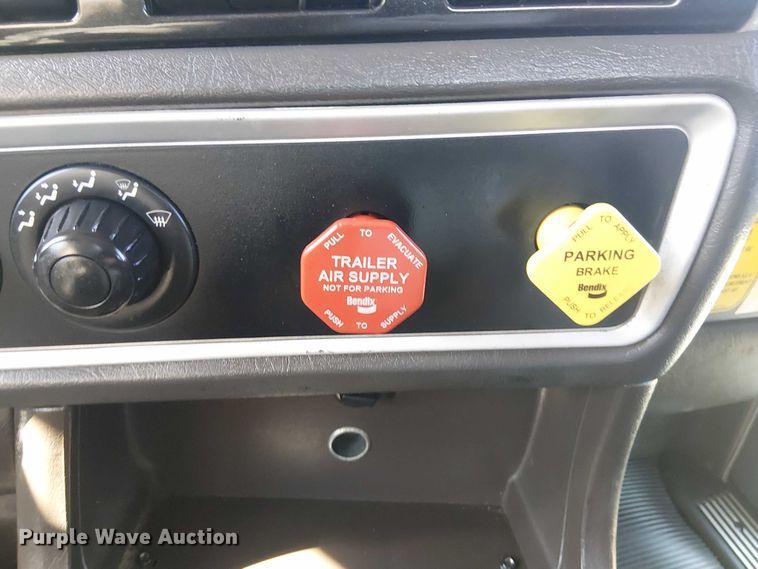 image for item EG8255 2017 Kenworth T800 semi truck