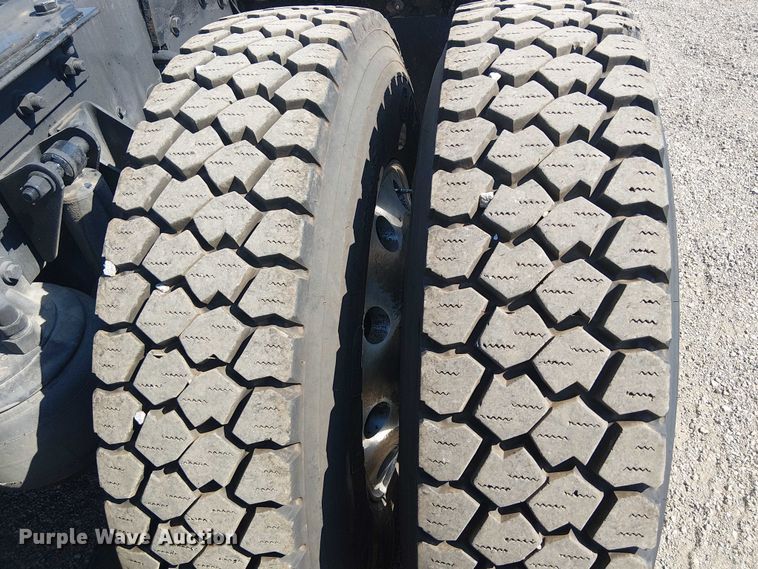 image for item EG8255 2017 Kenworth T800 semi truck