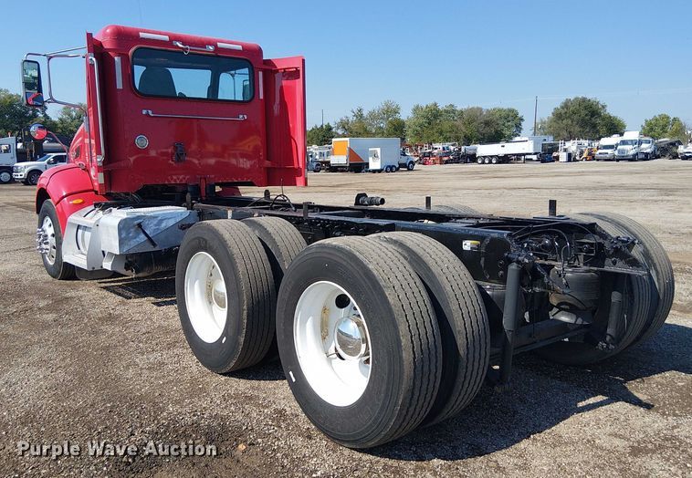 image for item EG8256 2012 Peterbilt 384 semi truck