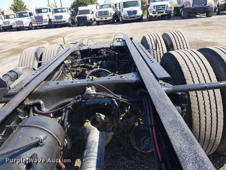 image for item EG8256 2012 Peterbilt 384 semi truck