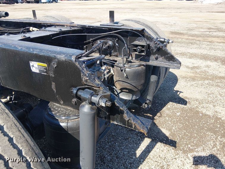 image for item EG8256 2012 Peterbilt 384 semi truck